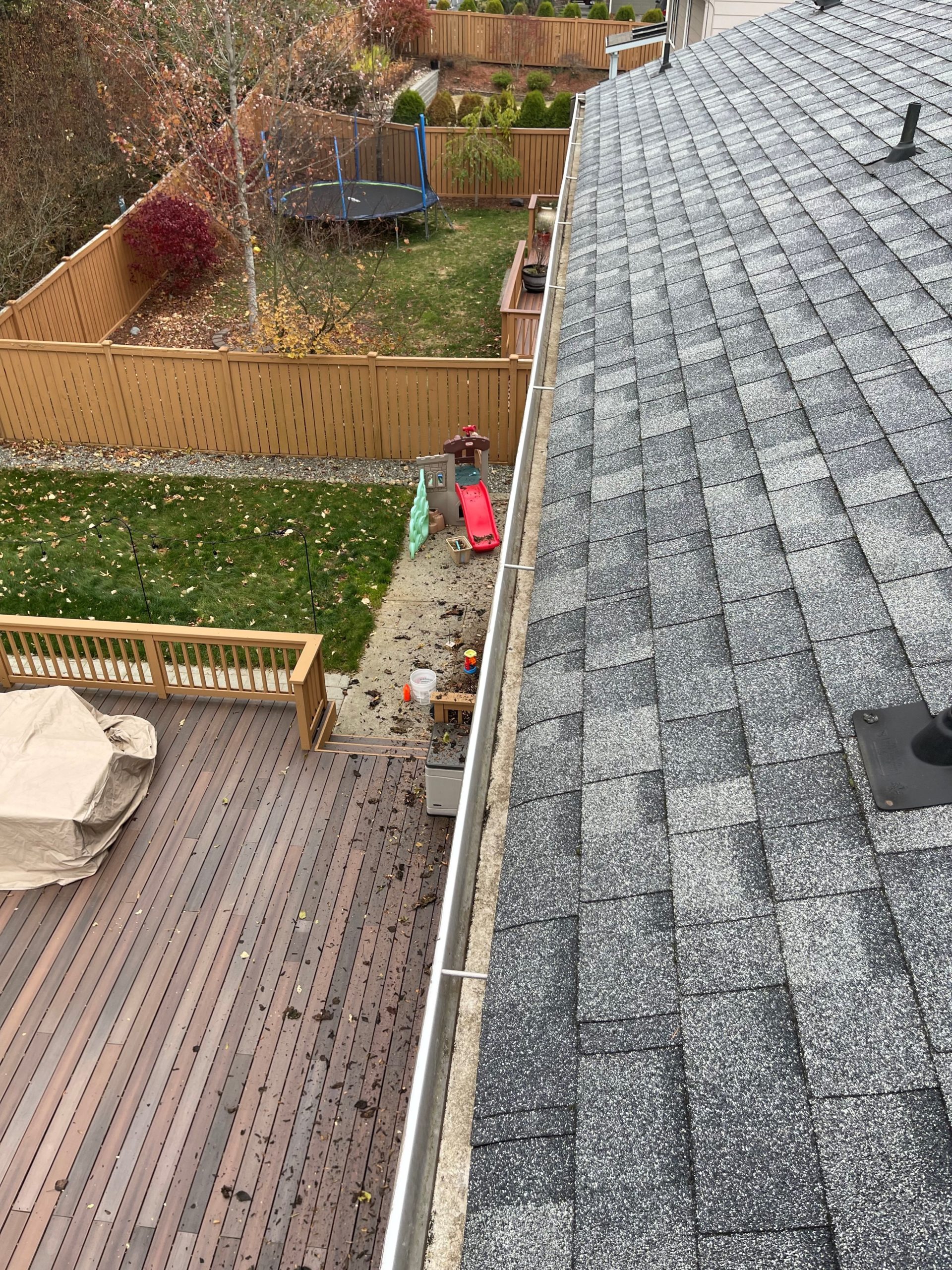 Picture showing gutters clear of debris and leaves after gutter cleaning